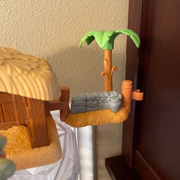 Fisher Price Nativity Musical House with Side Palm Trees and 2 Figures - Picture 7 of 12